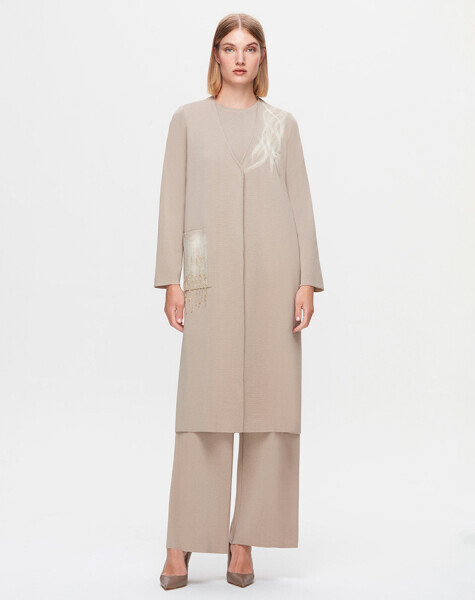 T25K-9021 Önü Keçe Baskılı Taş Rengi Hırka - MISS DALIDA (1)